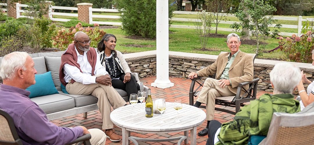 What social events and clubs are available in independent living communities?